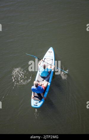 Homme et femme pagayant assis sur un panneau SUP sur le lac Hengstey, réservoir entre Hagen, Herdecke et Dortmund, Rhénanie-du-Nord-Westphalie, Allemagne. Man Banque D'Images