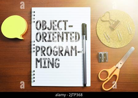 Inspiration montrant Sign Object Oriented Programming, concept signification langage objets de modèle plutôt que des actions Lady en costume tenant le stylo symbolisant Banque D'Images