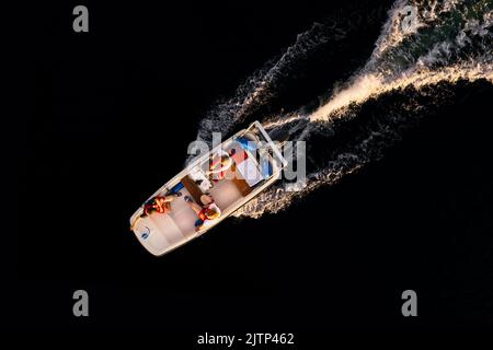 Prise de vue aérienne d'un bateau à moteur de sauvetage en eau à la lumière du soir. Banque D'Images