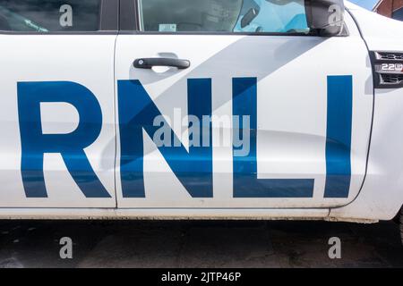 Logo RNLI (Royal National Lifeboat institution) sur la camionnette de sauvetage Banque D'Images