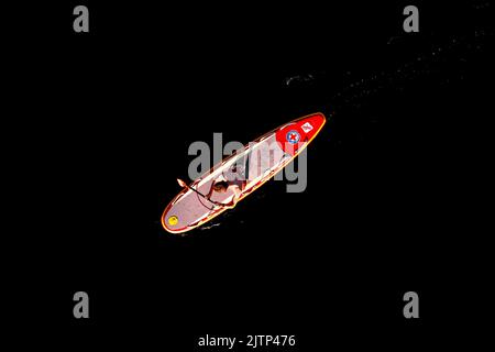Photo aérienne d'un sauveteur sur une selle debout. Banque D'Images