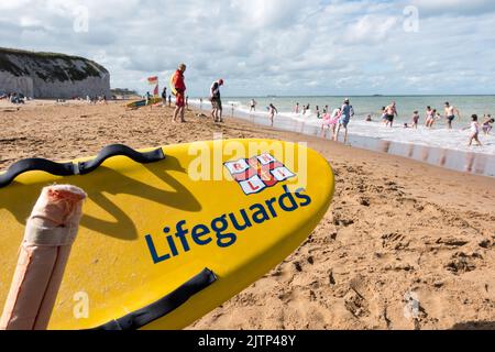 RNLI les sauveteurs surfent sur la plage de Botaby Bay Banque D'Images