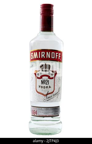 Croydon, Royaume-Uni - 17 février 2022: Éditorial illustratif d'une bouteille en verre de vodka Smirnoff isolée sur fond blanc Banque D'Images