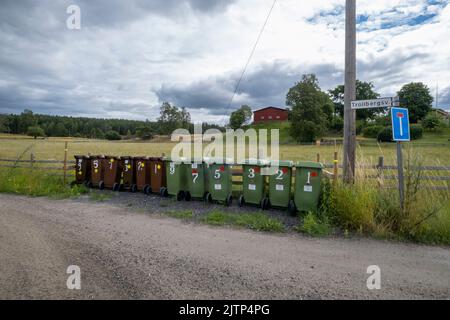 Les poubelles sont le long de la route de campagne. Banque D'Images