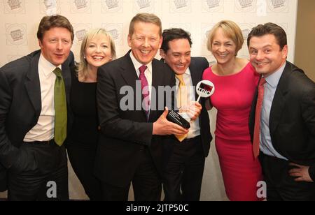 Photo du dossier datée du 9/3/2010 de (de gauche à droite) Charlie Stayt, Carol Kirkwood, Bill Turnbull, Simon Jack, Louise Minchin et Chris Hollins avec le prix du « meilleur programme télévisé de jour » au prix annuel du TRIC (Television and radio Industries Club), au Grosvenor House Hotel, Park Lane, Londres. M. Turnbull est décédé à l'âge de 66 ans, a déclaré sa famille. Date de publication : jeudi 1 septembre 2022. Banque D'Images