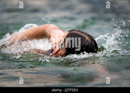 Un nageur de secours en eau lors d'une séance d'entraînement. Banque D'Images