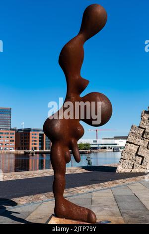 Copenhague, Danemark. 13 août 2022. Sculpture d'homme enceinte, partie du paradis génétiquement modifié par Bjorn Norgaard Banque D'Images