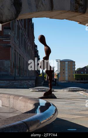 Copenhague, Danemark. 13 août 2022. Sculpture d'homme enceinte, partie du paradis génétiquement modifié par Bjorn Norgaard Banque D'Images