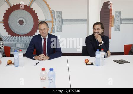 Open le président de VLD, Egbert Lachaert, et le président de MR, Georges-Louis Bouchez, visitent le site de Cockerill à Seraing, le jeudi 01 septembre 2022. Les présidents des deux partis libéraux se rendent dans l'entreprise pour parler de l'avenir de l'industrie, de l'innovation et du réchauffement de la planète ou du changement climatique. BELGA PHOTO BRUNO FAHY Banque D'Images