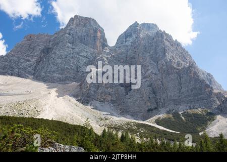 Vue sur le mont Pelmo dans les Dolomites italiennes Grupp, Trentin-Haut-Adige, Italie. Banque D'Images