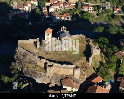 VUE AÉRIENNE. Château de Saint-Ilpize perché sur un promontoire rocheux au-dessus de la rivière Allier. Saint-Ilpize, haute-Loire, Auvergne-Rhône-Alpes, France. Banque D'Images