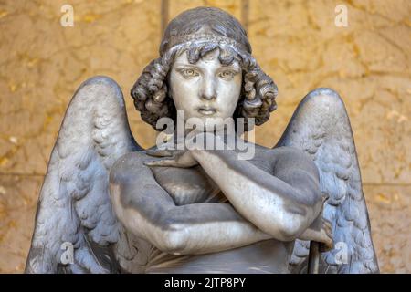Tombe de la famille Oneto. Portrait d'ange aimant sur marbre, cimetière monumental de Gênes, Italie, l'un des plus importants cimetières monumentaux d'Europ Banque D'Images