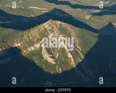 VUE AÉRIENNE. Strates pliées. Chastel-Arnaud, Drôme, Auvergne-Rhône-Alpes, France. Banque D'Images