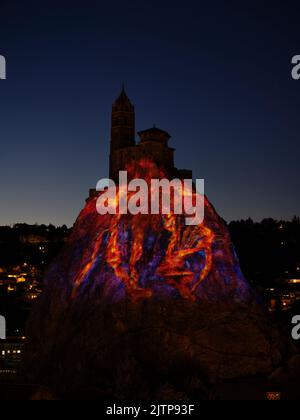 Projection de lumière sur une chapelle perchée sur un cou volcanique. Aiguilhe, haute-Loire, Auvergne-Rhône-Alpes, France. Banque D'Images