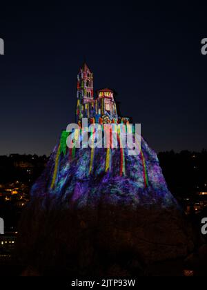 Projection de lumière sur une chapelle perchée sur un cou volcanique. Aiguilhe, haute-Loire, Auvergne-Rhône-Alpes, France. Banque D'Images