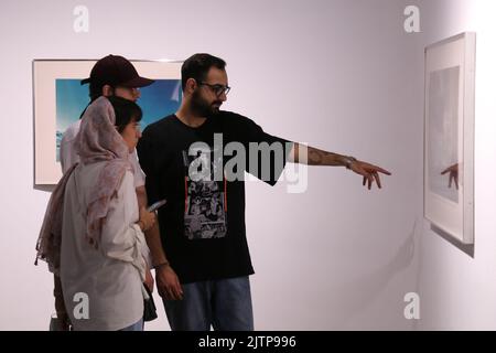 Téhéran, Téhéran, Iran. 30th août 2022. Les visiteurs iraniens regardent des œuvres d'art conceptuelles lors de leur visite, l'exposition « le Minimalisme et l'art conceptuel », qui présente des œuvres d'artistes américains et européens des siècles 19th et 20th, au Musée d'art contemporain de Téhéran, dans la capitale iranienne, sur 30 août 2022. Plus de 20 000 000 personnes ont afflué vers un musée iranien présentant des dizaines d'œuvres d'artistes occidentaux renommés, certaines pour la première fois -- partie d'un Trésor gazonné avant la Révolution islamique. La collection du musée est réputée pour être la plus grande collection de ma moderne Banque D'Images