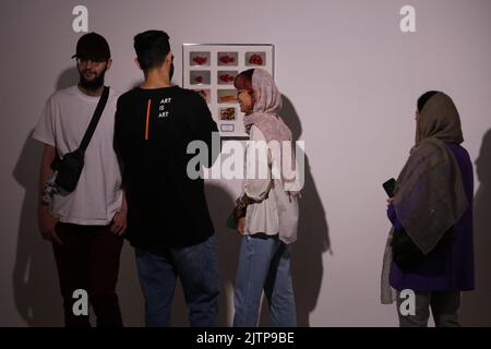 Téhéran, Téhéran, Iran. 30th août 2022. Les visiteurs iraniens regardent des œuvres d'art conceptuelles lors de leur visite, l'exposition « le Minimalisme et l'art conceptuel », qui présente des œuvres d'artistes américains et européens des siècles 19th et 20th, au Musée d'art contemporain de Téhéran, dans la capitale iranienne, sur 30 août 2022. Plus de 20 000 000 personnes ont afflué vers un musée iranien présentant des dizaines d'œuvres d'artistes occidentaux renommés, certaines pour la première fois -- partie d'un Trésor gazonné avant la Révolution islamique. La collection du musée est réputée pour être la plus grande collection de ma moderne Banque D'Images