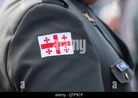 Drapeau de la Géorgie, de l'armée géorgienne ou des forces armées sur une plaque d'un uniforme militaire de soldat, gros plan Banque D'Images