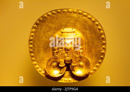 Objet doré du cimetière de Malagana. Museo del Oro, Bogota, Colombie. Banque D'Images