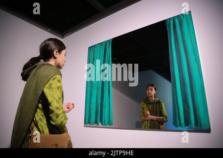 Téhéran, Téhéran, Iran. 30th août 2022. Une femme iranienne regarde les œuvres d'art conceptuelles du peintre italien, de l'artiste d'action et d'objet et du théoricien de l'art, Michelangelo Pistoletto, lors de l'exposition « le Minimalisme et l'art conceptuel », Qui présente des œuvres d'artistes américains et européens des siècles 19th et 20th, au Musée d'art contemporain de Téhéran, dans la capitale iranienne, sur 30 août 2022. Plus de 20 000 000 personnes se sont empamées dans un musée iranien présentant des dizaines d'œuvres d'artistes occidentaux renommés, dont certains pour la première fois -- partie d'un Trésor gazonné avant le Re islamique Banque D'Images