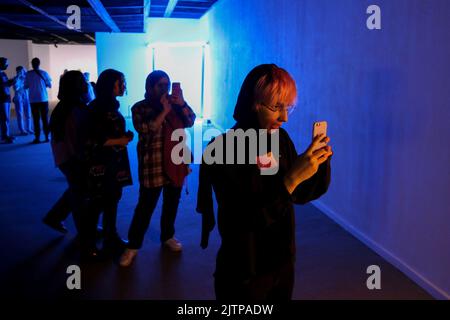 Téhéran, Téhéran, Iran. 30th août 2022. Les visiteurs iraniens regardent une installation de l'artiste américain Dan Flavin, au cours de l'exposition « le Minimalisme et l'art conceptuel », qui présente des œuvres d'artistes américains et européens des 19th et 20th siècles, au Musée d'art contemporain de Téhéran, dans la capitale iranienne, sur 30 août 2022. Plus de 20 000 000 personnes ont afflué vers un musée iranien présentant des dizaines d'œuvres d'artistes occidentaux renommés, certaines pour la première fois -- partie d'un Trésor gazonné avant la Révolution islamique. La collection du musée est réputée pour être le plus grand li Banque D'Images