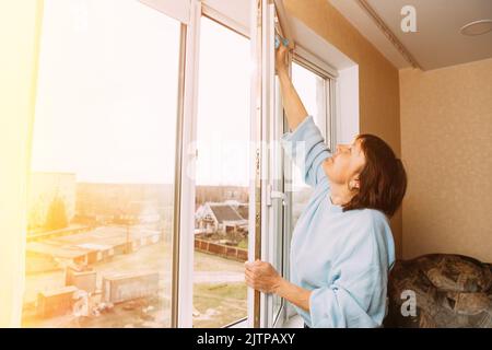 Femme de race blanche Moyen âge. Femme au foyer. Femme âgée nettoyage appartement. Concept des aînés actifs. Bonne timide gaie souriante femme mûre nettoyage Banque D'Images