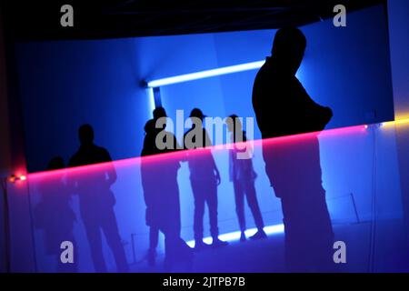 Téhéran, Téhéran, Iran. 30th août 2022. Les visiteurs iraniens regardent une installation de l'artiste américain Dan Flavin, au cours de l'exposition « le Minimalisme et l'art conceptuel », qui présente des œuvres d'artistes américains et européens des 19th et 20th siècles, au Musée d'art contemporain de Téhéran, dans la capitale iranienne, sur 30 août 2022. Plus de 20 000 000 personnes ont afflué vers un musée iranien présentant des dizaines d'œuvres d'artistes occidentaux renommés, certaines pour la première fois -- partie d'un Trésor gazonné avant la Révolution islamique. La collection du musée est réputée pour être le plus grand li Banque D'Images