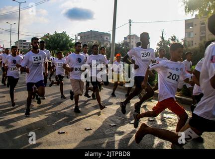 Gaza, bande de Gaza, Palestine. 31st août 2022. Gaza, Palestine. 31 août 2022. 700 coureurs participent à un marathon à Gaza, marquant le jour de l'indépendance de la Malaisie en 65th (photo : © Ahmad Haaballah/IMAGESLIVE via ZUMA Press Wire) Banque D'Images