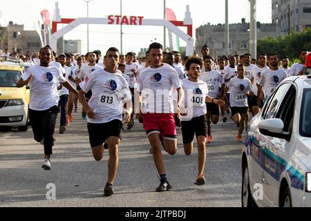 Gaza, bande de Gaza, Palestine. 31st août 2022. Gaza, Palestine. 31 août 2022. 700 coureurs participent à un marathon à Gaza, marquant le jour de l'indépendance de la Malaisie en 65th (photo : © Ahmad Haaballah/IMAGESLIVE via ZUMA Press Wire) Banque D'Images