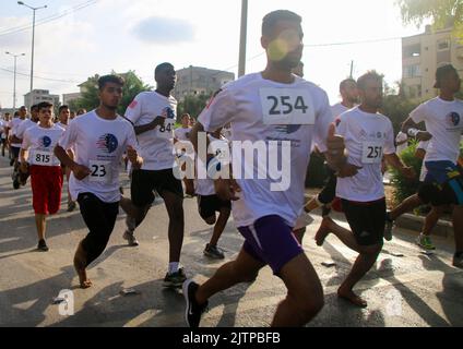 Gaza, bande de Gaza, Palestine. 31st août 2022. Gaza, Palestine. 31 août 2022. 700 coureurs participent à un marathon à Gaza, marquant le jour de l'indépendance de la Malaisie en 65th (photo : © Ahmad Haaballah/IMAGESLIVE via ZUMA Press Wire) Banque D'Images
