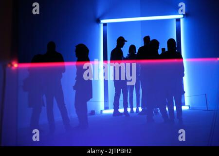 Téhéran, Téhéran, Iran. 30th août 2022. Les visiteurs iraniens regardent une installation de l'artiste américain Dan Flavin, au cours de l'exposition « le Minimalisme et l'art conceptuel », qui présente des œuvres d'artistes américains et européens des 19th et 20th siècles, au Musée d'art contemporain de Téhéran, dans la capitale iranienne, sur 30 août 2022. Plus de 20 000 000 personnes ont afflué vers un musée iranien présentant des dizaines d'œuvres d'artistes occidentaux renommés, certaines pour la première fois -- partie d'un Trésor gazonné avant la Révolution islamique. La collection du musée est réputée pour être le plus grand li Banque D'Images