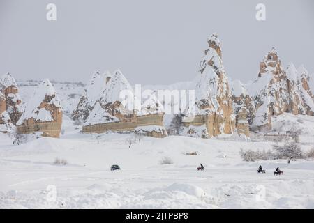 Pigeon Valley et la ville de Cave à Goreme en hiver. Cappadoce, Turquie. Banque D'Images