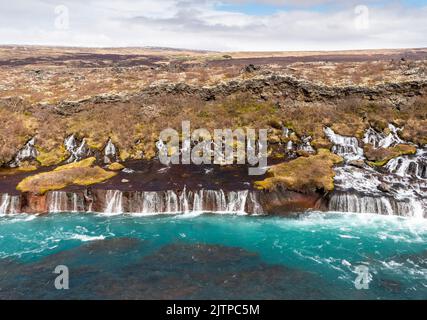 Hraunfossar, chutes d'eau s'écoulant sur un champ de lave, près de Húsafell, dans l'ouest de l'Islande. Banque D'Images