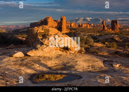 Balanced Rock dans le parc national d'Arches près de Moab, Utah. En arrière-plan se trouvent les montagnes enneigées de la Sal. Banque D'Images