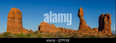 Panorama de la lune sur Balanced Rock et Ham Rock Butte dans le parc national d'Arches, Moab, Utah. Banque D'Images