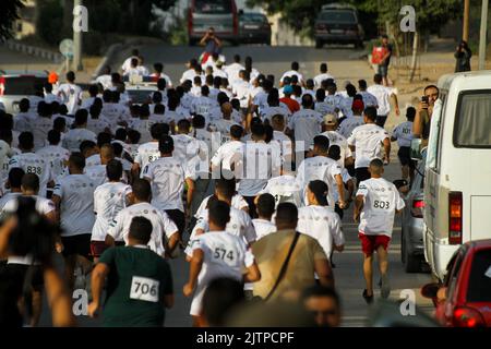 Gaza, bande de Gaza, Palestine. 31st août 2022. Gaza, Palestine. 31 août 2022. 700 coureurs participent à un marathon à Gaza, marquant le jour de l'indépendance de la Malaisie en 65th (photo : © Ahmad Haaballah/IMAGESLIVE via ZUMA Press Wire) Banque D'Images