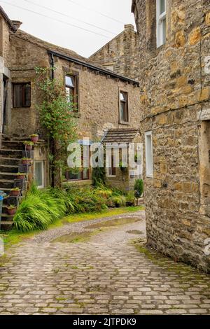 Une rue pavée dans le Yorkshire Dales village de Skipton, Yorkshire du Nord UK Banque D'Images