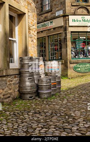 Rue principale avec bière en métal cags dans le village de Grassington, Upper Wharfedale, Yorkshire Dales, North Yorkshire, Angleterre, ROYAUME-UNI Banque D'Images