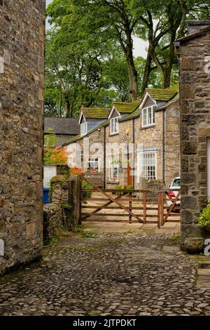 Une rue pavée avec des maisons dans le village de Grassington dans le Yorkshire du Nord Banque D'Images