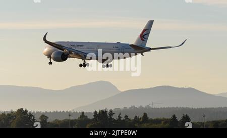 Richmond, Colombie-Britannique, Canada. 29th août 2022. Un avion de ligne Airbus A350-900 de China Eastern Airlines (B-304N) arrivant sur terre à l'aéroport international de Vancouver. (Image de crédit : © Bayne Stanley/ZUMA Press Wire) Banque D'Images