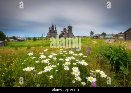 Ancien village de Poméranie de Vorzogory, dans la région d'Arkhangelsk, il y a un t-shirt en bois. Il se compose de l'église Saint-Nicolas , de l'église Vvedenskaya et de t Banque D'Images