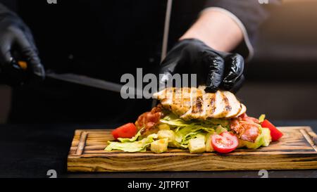 cuisine italienne traditionnelle salade césar poulet Banque D'Images