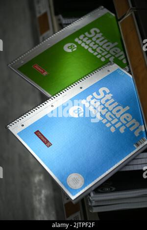 Berlin, Allemagne. 26th août 2022. Les blocs-notes sont dans un magasin de papeterie avec des fournitures scolaires. Credit: Jens Kalaene/dpa/Alamy Live News Banque D'Images