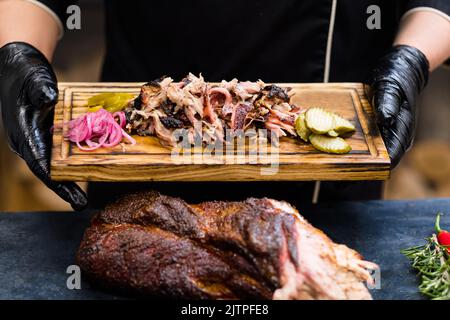 restaurant grill cuisine chef fumé porc tiré Banque D'Images