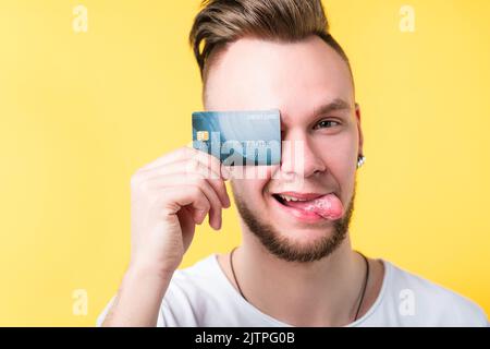 jeune homme carte de crédit sans espèces paiement bancaire Banque D'Images