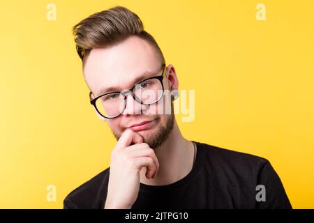 le jeune homme doute scepticisme méfiant regard émotion Banque D'Images