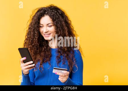 belle femme smartphone carte de crédit shopping Banque D'Images