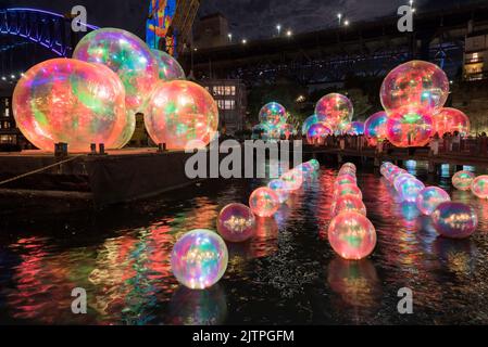 Ephemeral Oceanic, les sphères colorées installées à Walsh Bay sous le pont du port de Sydney pour Vivid 2022 à Sydney, en Australie Banque D'Images