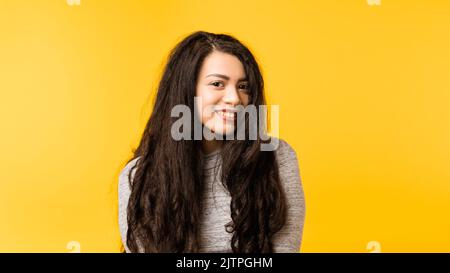 mignonne ravie timide amicale émotive fille Banque D'Images