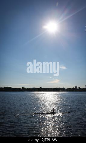 Hambourg, Allemagne. 01st septembre 2022. Un rameur est sur l'Alster sous un soleil éclatant. Credit: Christian Charisius/dpa/Alay Live News Banque D'Images